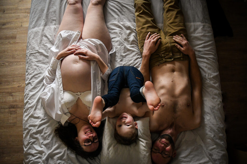 photo grossesse en famille sur le lit