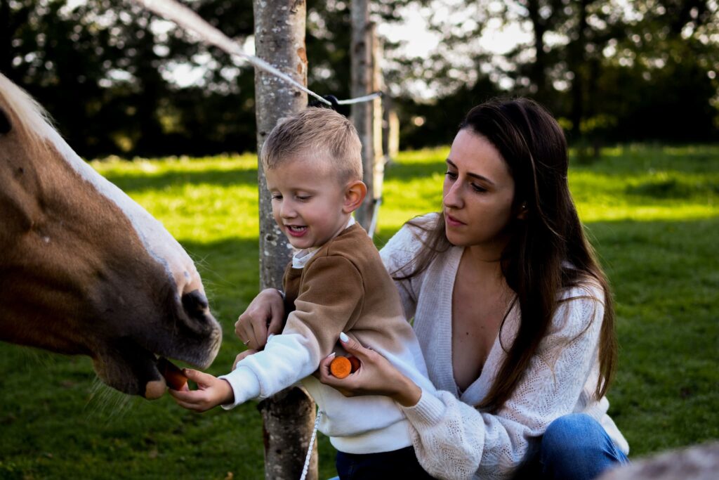 photo famille maman et son petit garçon en extérieur