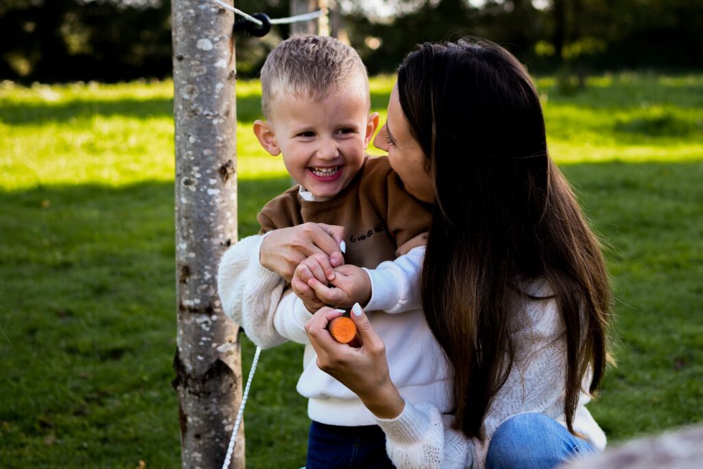 photo maman et son petit garçon en extérieur en automne