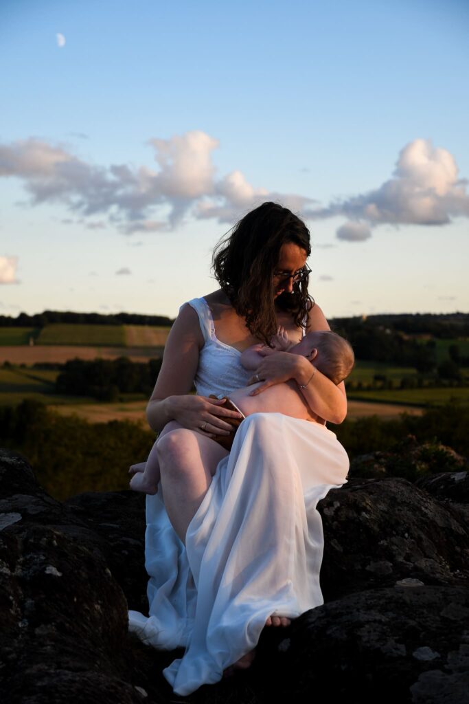 photo allaitement bébé en extérieur au coucher du soleil